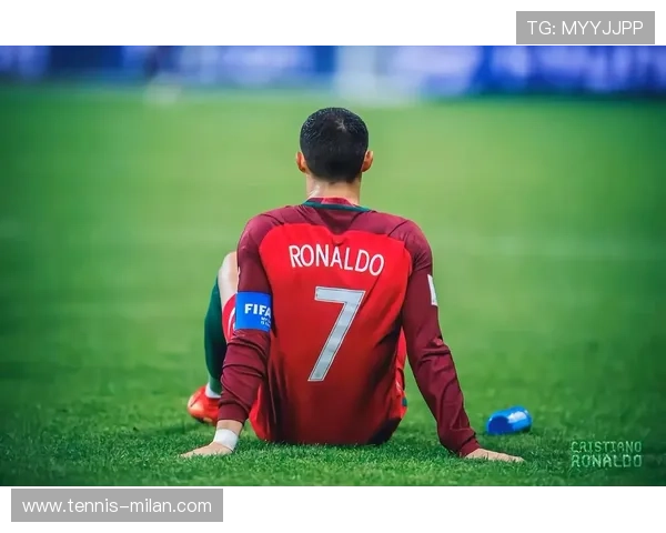 C罗小辫子造型引领潮流成为足球场上最耀眼的明星壁纸设计