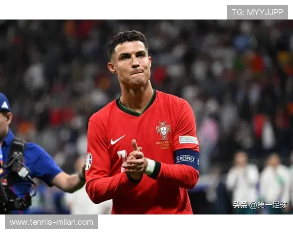 全球足球场上的帅气球星谁最引人注目他们的魅力和技术如何完美融合